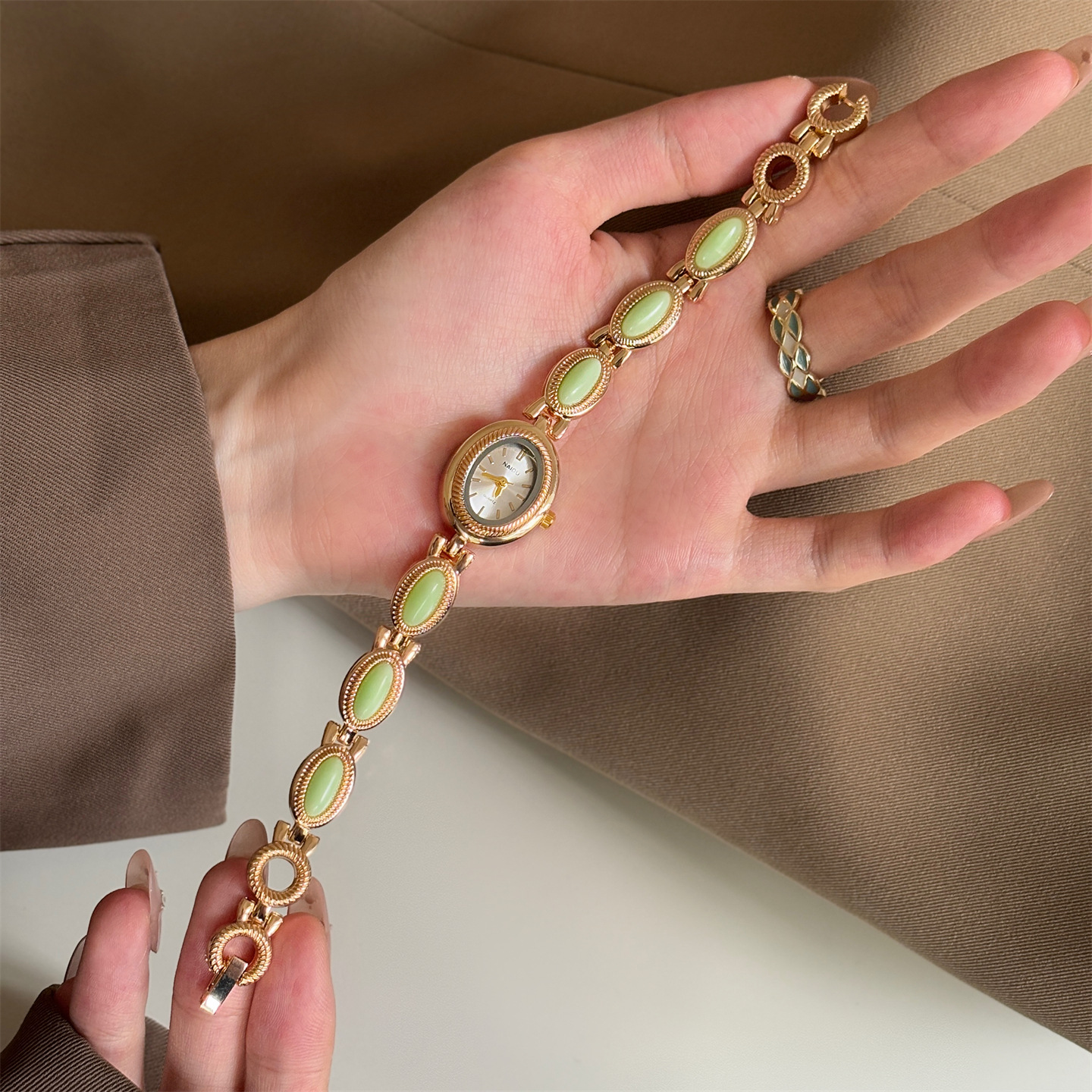 New Vintage Women's Watch with - مراجعة Luxury Watch Vintage وسعره