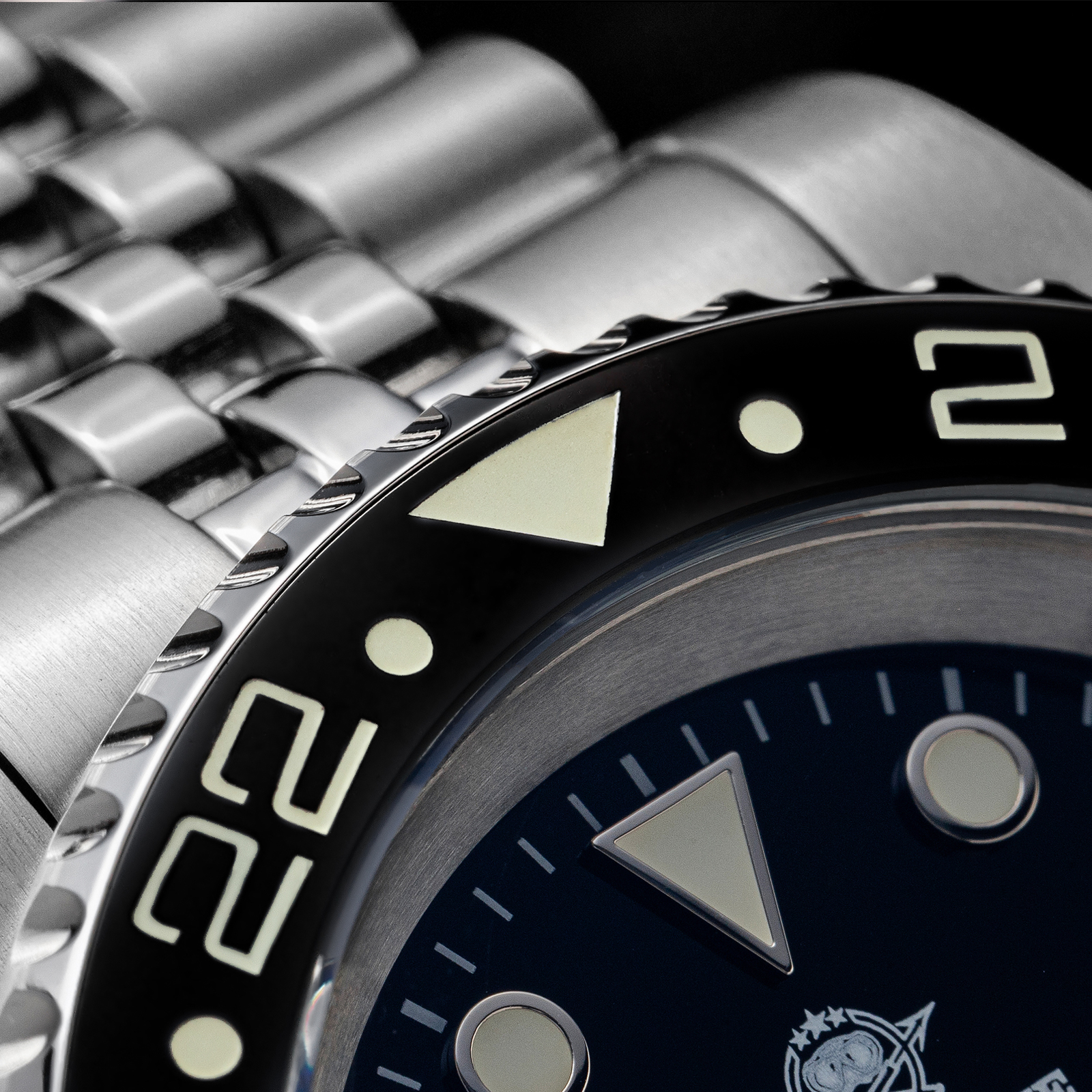 ADDIESDIVE AD2050 Luxury GMT W - مراجعة Luxury Watch La وسعره
