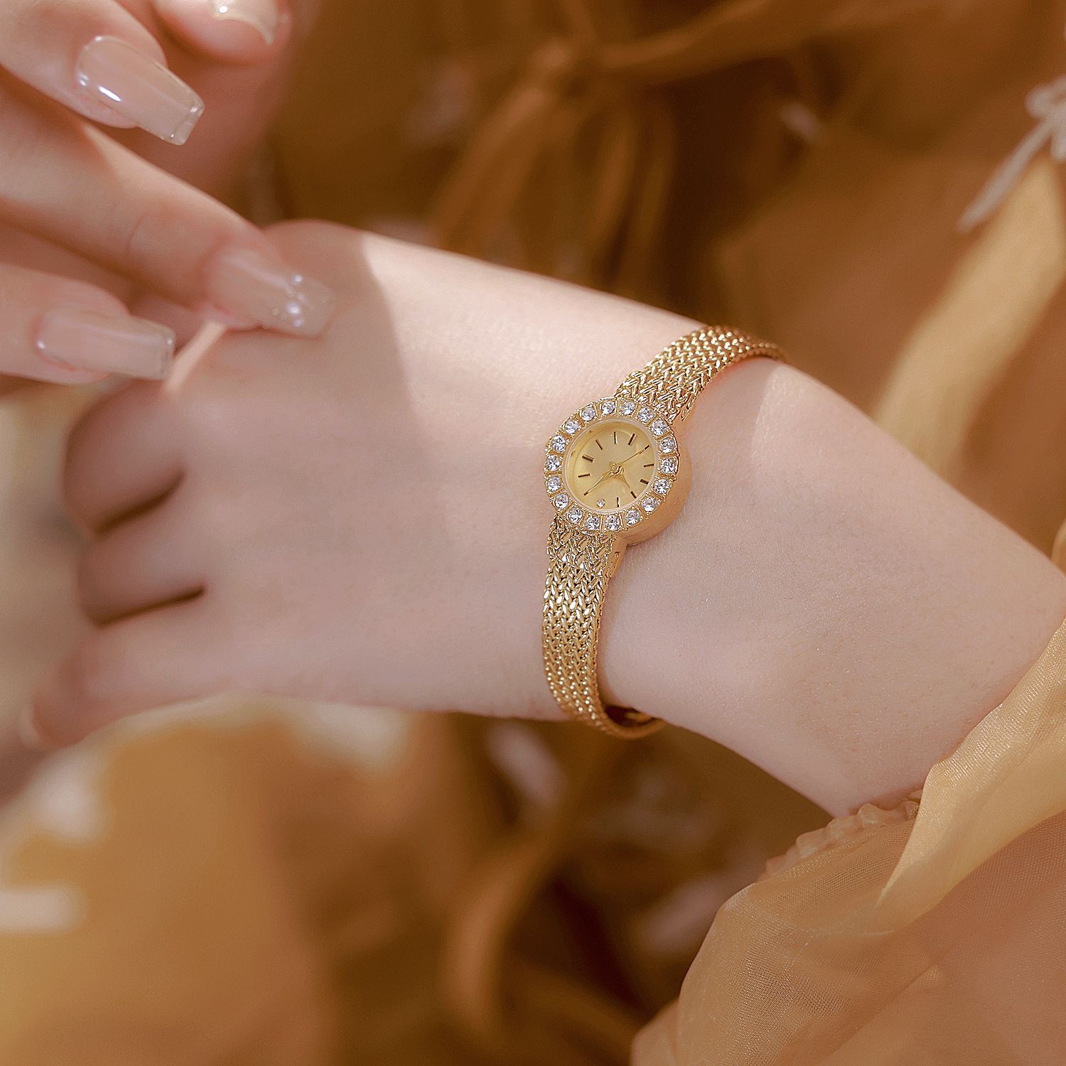 Vintage Women's Wristwatch Lux - مراجعة Luxury Watch Vintage وسعره
