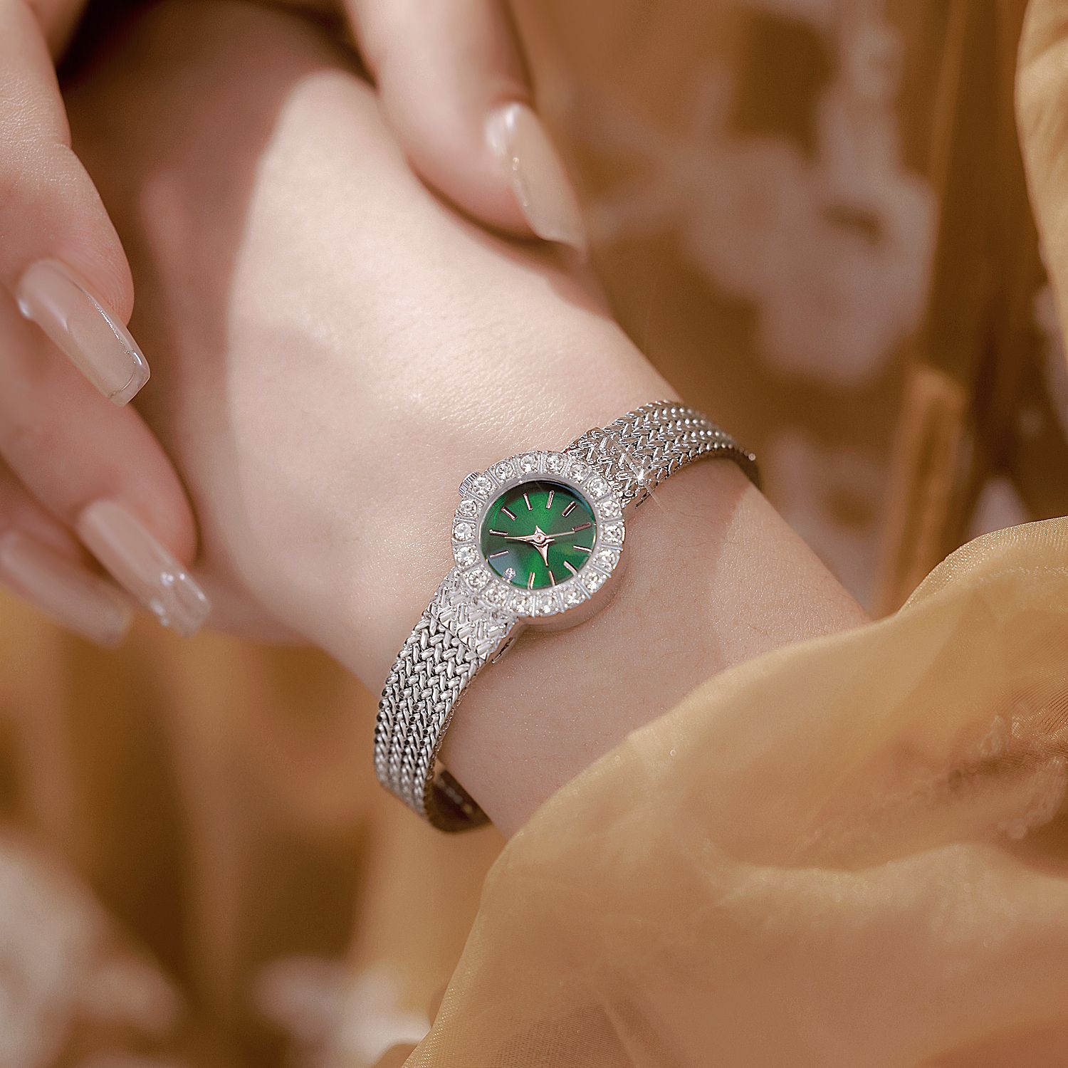 Vintage Women's Wristwatch Lux - مراجعة Luxury Watch Vintage وسعره